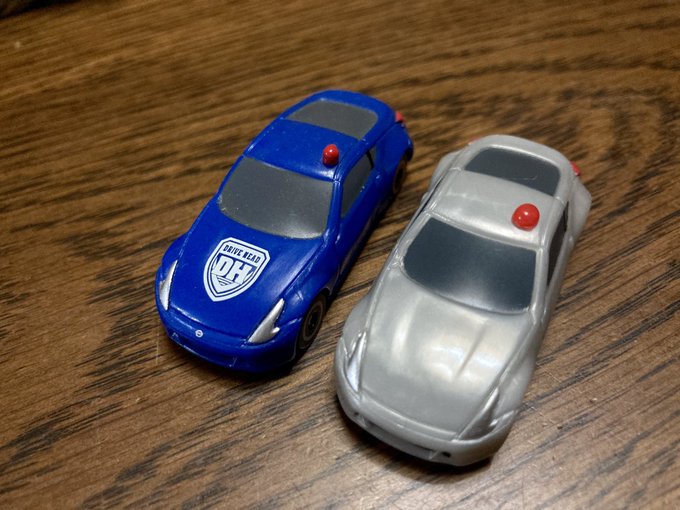 別ルートで連れ帰ってきたZ34のカプセルトミカ。ドライブヘッドの劇場特典と多分、型は同じ。パトランプが違う? 別ルートで連れ帰ってきたZ34のカプセルトミカ。ドライブヘッドの劇場特典と多分、型は同じ。パトランプが違う?