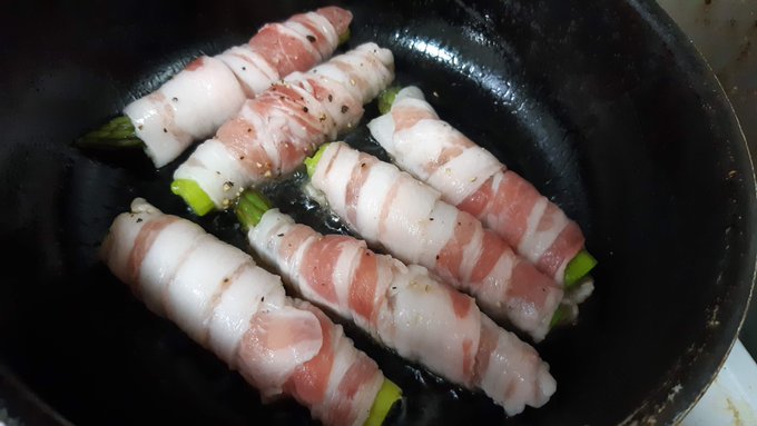 異世界居酒屋げん読んでたら、アスパラ肉巻きを巻き巻きしたくなったので。作中ではホワイトアスパラでしたが時期ではないので、 異世界居酒屋げん読んでたら、アスパラ肉巻きを巻き巻きしたくなったので。作中ではホワイトアスパラでしたが時期ではないので、
