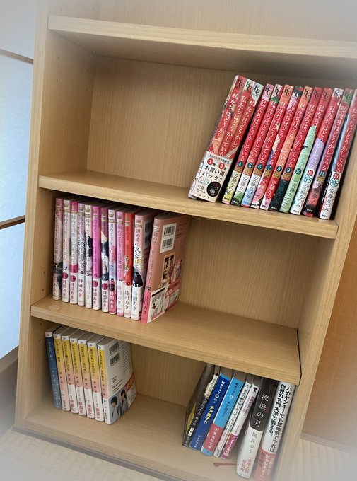 長男が部屋の整理をしていて、この本棚いらないって言うので私が使うことに。流星くん関係のだけ入れる。いつかいっぱいになるか 長男が部屋の整理をしていて、この本棚いらないって言うので私が使うことに。流星くん関係のだけ入れる。いつかいっぱいになるか