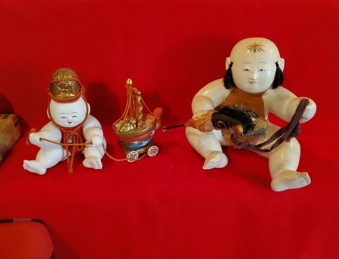 二木屋のひなの室礼より。こちらは御所人形です。江戸時代は、参勤交代で上京する大名たちの京都での御所訪問の際の、宮中からの 二木屋のひなの室礼より。こちらは御所人形です。江戸時代は、参勤交代で上京する大名たちの京都での御所訪問の際の、宮中からの