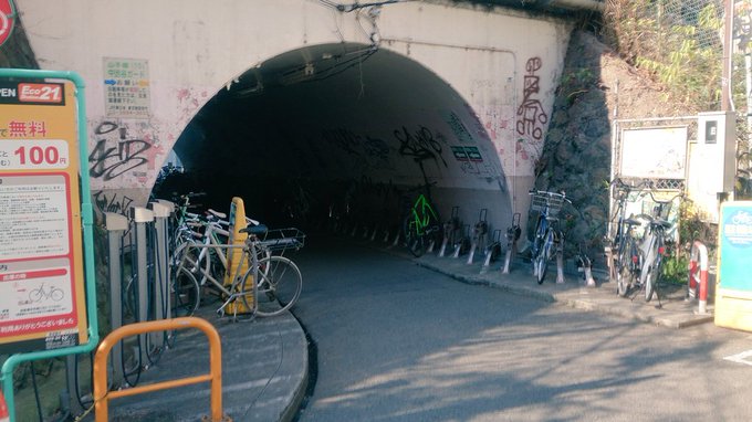 【聖地情報】渋谷ハチ公口自転車駐輪場カオスチャイルドで登場。宮代拓留がパイロキネシストに襲われたり、有村母と対峙したりし 【聖地情報】渋谷ハチ公口自転車駐輪場カオスチャイルドで登場。宮代拓留がパイロキネシストに襲われたり、有村母と対峙したりし