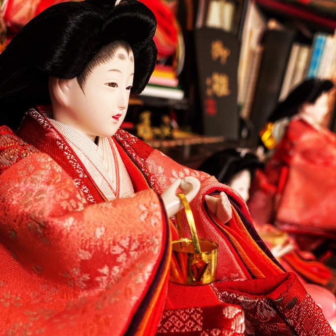お雛様。歳時行事が嬉しく感じるようになりました。そういえば、ひな祭りの歌🎎あれ、私もずっと勘違いでしたが、お内裏様って、 お雛様。歳時行事が嬉しく感じるようになりました。そういえば、ひな祭りの歌🎎あれ、私もずっと勘違いでしたが、お内裏様って、