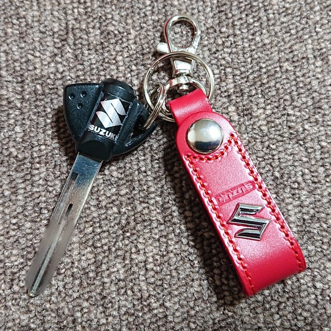 TL-Sのキーホルダーが少しボロボロになってしまったので、折角なので「ばくおん!!」単行本14巻表紙の凜ちゃんのと一緒に TL-Sのキーホルダーが少しボロボロになってしまったので、折角なので「ばくおん!!」単行本14巻表紙の凜ちゃんのと一緒に