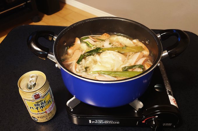帰宅‼️ワンタン鍋で晩酌🏠😳🍺です〆はちびまる子ちゃんのラーメン🍜で🎵😍🎵🍺🍺 帰宅‼️ワンタン鍋で晩酌🏠😳🍺です〆はちびまる子ちゃんのラーメン🍜で🎵😍🎵🍺🍺