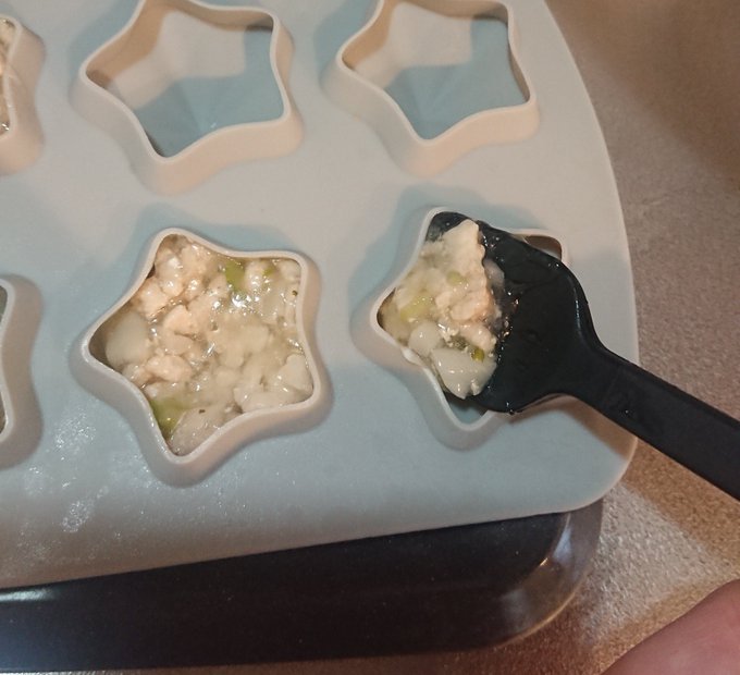 できたのでフリージングの型につめつめ。無印のシリコンスプーンのおかげでめちゃこぼさずに入れれる✨ できたのでフリージングの型につめつめ。無印のシリコンスプーンのおかげでめちゃこぼさずに入れれる✨