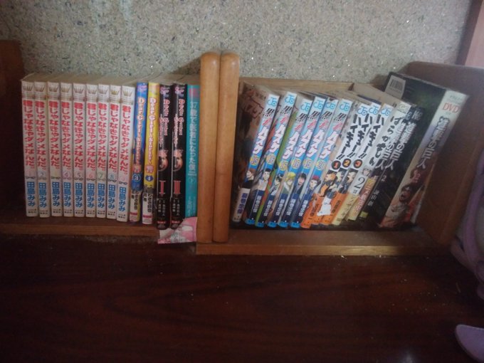 本棚の前に漫画並べてたら、猫ちゃんにほとんど落とされ…さっき拾ってたんだけど首か肩少しだけ痛めた(´◦ω◦`)タンスの後 本棚の前に漫画並べてたら、猫ちゃんにほとんど落とされ…さっき拾ってたんだけど首か肩少しだけ痛めた(´◦ω◦`)タンスの後