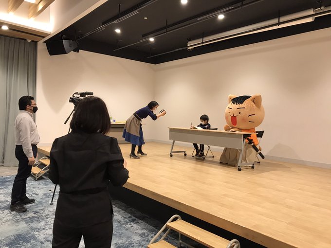 【😸裏ねこ情報😸】今回の撮影の様子だニャ。読売KODOMO新聞記者のりおん君が一生懸命頑張ってくれたおかげで、スムーズに 【😸裏ねこ情報😸】今回の撮影の様子だニャ。読売KODOMO新聞記者のりおん君が一生懸命頑張ってくれたおかげで、スムーズに