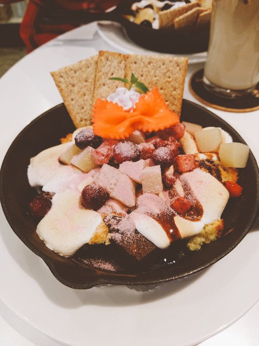 次にスモアグラタンなるもの、未知の料理を食べてみたところ、チーズの変わりにマシュマロを使っていて具のスポンジと冷凍フルー 次にスモアグラタンなるもの、未知の料理を食べてみたところ、チーズの変わりにマシュマロを使っていて具のスポンジと冷凍フルー