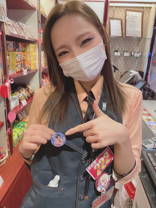 今日はまなみんと早番!センスいい缶バッジつけてる〜〜🤣👍さて、これは誰でしょうか!#邪神ちゃんドロップキック #パチスロ 今日はまなみんと早番!センスいい缶バッジつけてる〜〜🤣👍さて、これは誰でしょうか!#邪神ちゃんドロップキック #パチスロ