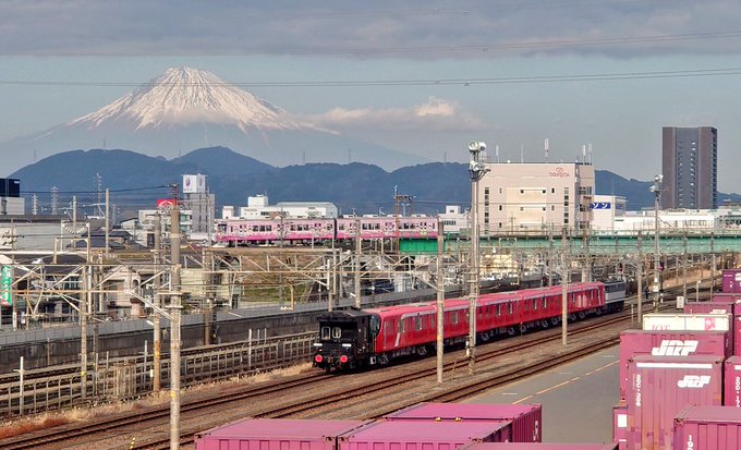 東京メトロ2000形甲種輸送、1450頃静岡貨物に到着しました。静岡の空は薄曇りですが、富士山には陽が照っていて綺麗です 東京メトロ2000形甲種輸送、1450頃静岡貨物に到着しました。静岡の空は薄曇りですが、富士山には陽が照っていて綺麗です