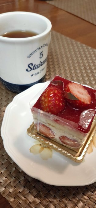 いつも土産がクレゲのお菓子ばっかだからたまにはケーキ買ってきた( ^∀^) いつも土産がクレゲのお菓子ばっかだからたまにはケーキ買ってきた( ^∀^)