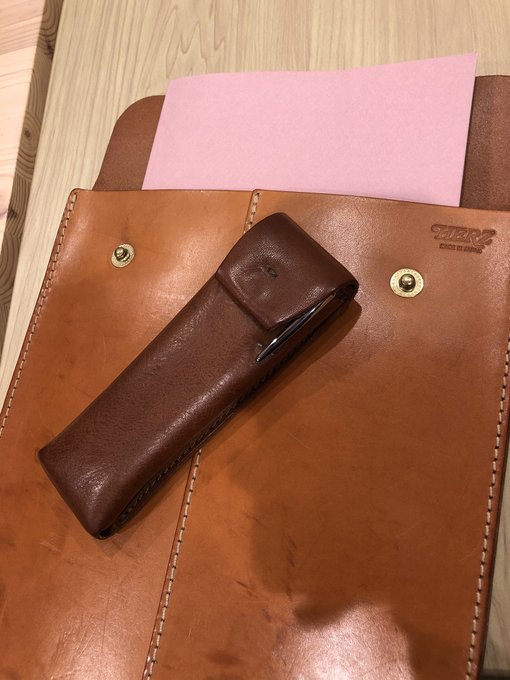 今日は吹き替えとナレーションのお仕事でした😭ありがてぇ…。このクラッチバック(?)イセスマのころからずっと台本入れとして 今日は吹き替えとナレーションのお仕事でした😭ありがてぇ…。このクラッチバック(?)イセスマのころからずっと台本入れとして