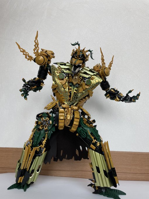 新作完成!全てレゴの純正パーツピラカヘッドにニンジャゴードラゴン顎を組み合わせた頭と、ニンジャゴードラゴン羽をアーマに見 新作完成!全てレゴの純正パーツピラカヘッドにニンジャゴードラゴン顎を組み合わせた頭と、ニンジャゴードラゴン羽をアーマに見