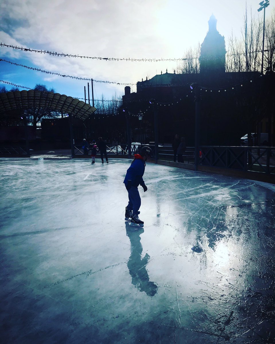 Spring is in the air. Maybe last chance to ⛸❄️ in central Stockholm this season. 