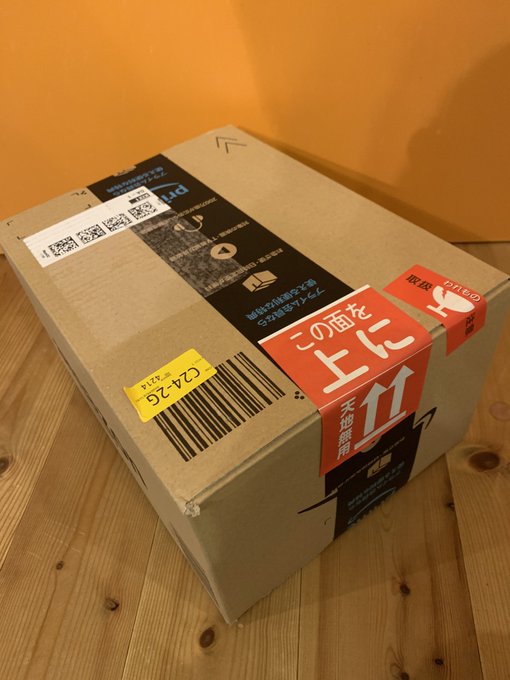 そういえば届いてたんですよ置き配で…この天地無用シールの使い方間違ってますよAmazonさん!逆です…🥶そこまで気を使わ そういえば届いてたんですよ置き配で…この天地無用シールの使い方間違ってますよAmazonさん!逆です…🥶そこまで気を使わ
