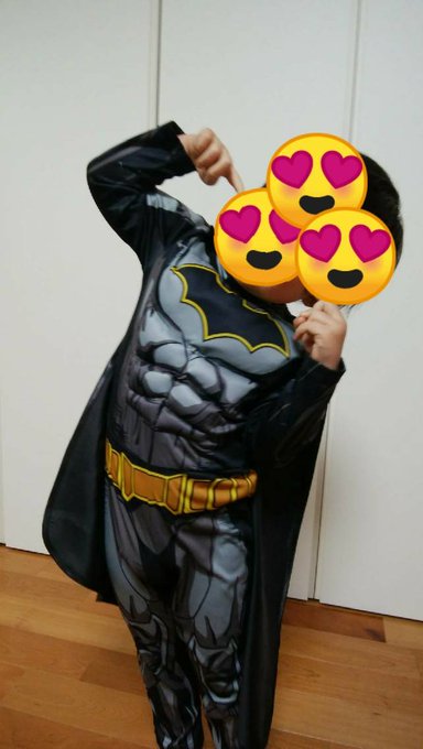 バットマン大好きな息子(笑)昨日H&Mで思わず購入💗胸と肩に綿が入ってて筋肉がモリモリしてるように見えてめっちゃ バットマン大好きな息子(笑)昨日H&Mで思わず購入💗胸と肩に綿が入ってて筋肉がモリモリしてるように見えてめっちゃ