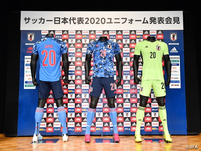 統一フォントでサッカーファンがモヤるのは、今の日本代表ユニのネーム&ナンバーが最高に視認性が悪い点だよね。😊 # 統一フォントでサッカーファンがモヤるのは、今の日本代表ユニのネーム&ナンバーが最高に視認性が悪い点だよね。😊 #