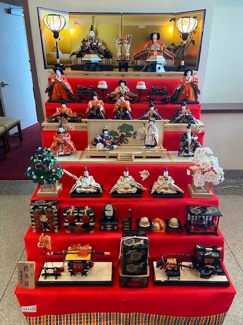 明日はひな祭りです✨🎎✨総領事公邸に飾られている七段飾りの雛人形です。職員が約3時間かけて慎重に飾り付けました!This 明日はひな祭りです✨🎎✨総領事公邸に飾られている七段飾りの雛人形です。職員が約3時間かけて慎重に飾り付けました!This