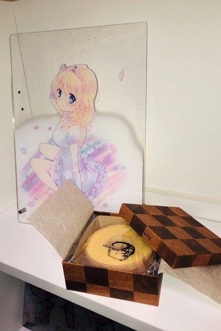 ちょっと遅くなったけどお誕生日おめでとう!ドーナツは家になかったので、バームクーヘンでお祝い(*≧∀≦*)同じ穴あきって ちょっと遅くなったけどお誕生日おめでとう!ドーナツは家になかったので、バームクーヘンでお祝い(*≧∀≦*)同じ穴あきって