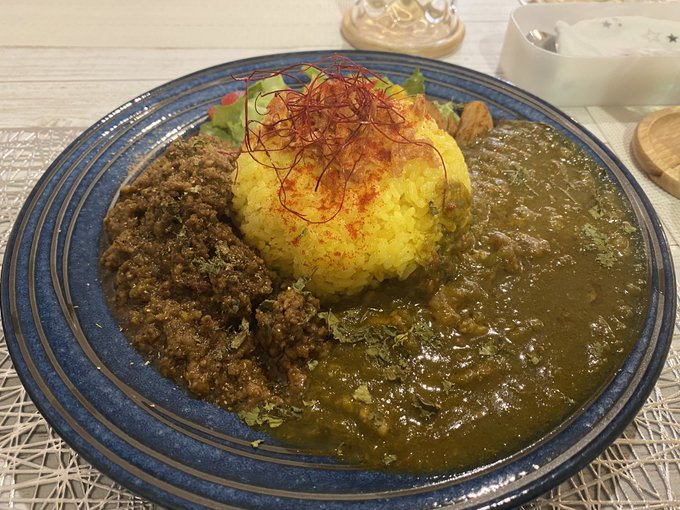 ブラックキーマ&ポークとほうれんそうのカレー最近ハマっているスパイスカレー屋さん。名をスパイスハウスモモ& ブラックキーマ&ポークとほうれんそうのカレー最近ハマっているスパイスカレー屋さん。名をスパイスハウスモモ&