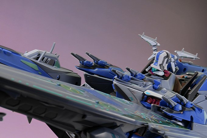 マクロス23船団所属のマクロス・クォーター。『恋離飛翼 〜サヨナラノツバサ〜』の後半に援護に駆け付けた6隻のマクロス・ク マクロス23船団所属のマクロス・クォーター。『恋離飛翼 〜サヨナラノツバサ〜』の後半に援護に駆け付けた6隻のマクロス・ク