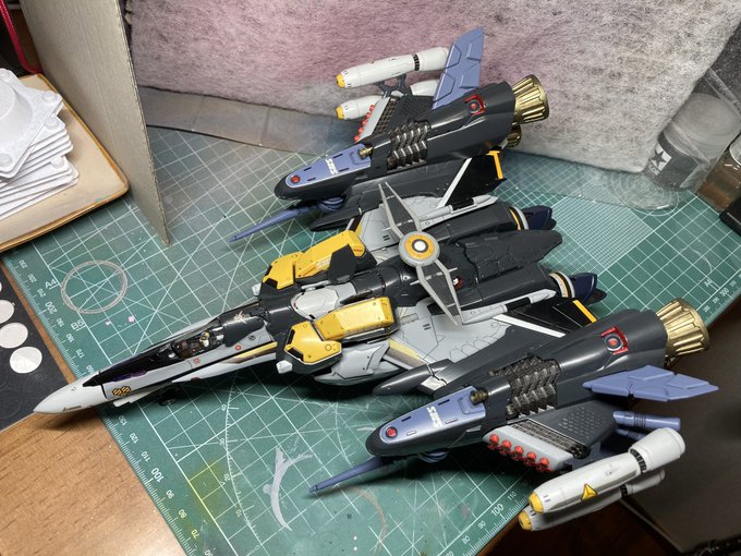 部屋片付けつ中、昔作ったプラモが出てきた。久しぶり見て、マクロスF懐かしいですね。 部屋片付けつ中、昔作ったプラモが出てきた。久しぶり見て、マクロスF懐かしいですね。