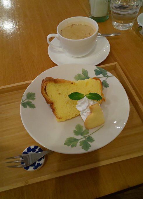 今日は初❗️ひるねこさん訪問しましたー😊シフォンケーキおいしー😋そしてチャイがめっちゃおいしくてヤバかった😍生姜の神が宿 今日は初❗️ひるねこさん訪問しましたー😊シフォンケーキおいしー😋そしてチャイがめっちゃおいしくてヤバかった😍生姜の神が宿