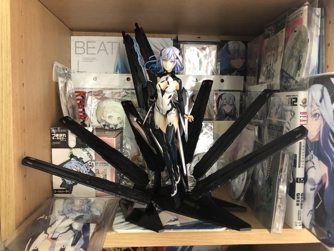 レイシアフィギュアを届いた日にBEATLESS(ゾーンw)の棚に置いたらギリギリだったw レイシアフィギュアを届いた日にBEATLESS(ゾーンw)の棚に置いたらギリギリだったw