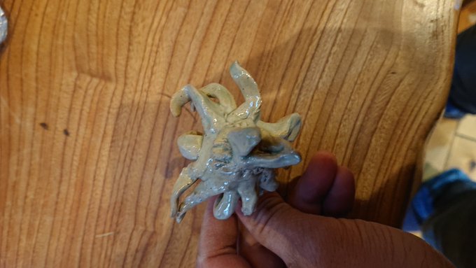 うちの陶芸の先生はこんなややこしいやつも焼いてくれる多分、ややこしい焼き物を焼かせたら日本屈指の方だまぁ、この前テレビに うちの陶芸の先生はこんなややこしいやつも焼いてくれる多分、ややこしい焼き物を焼かせたら日本屈指の方だまぁ、この前テレビに