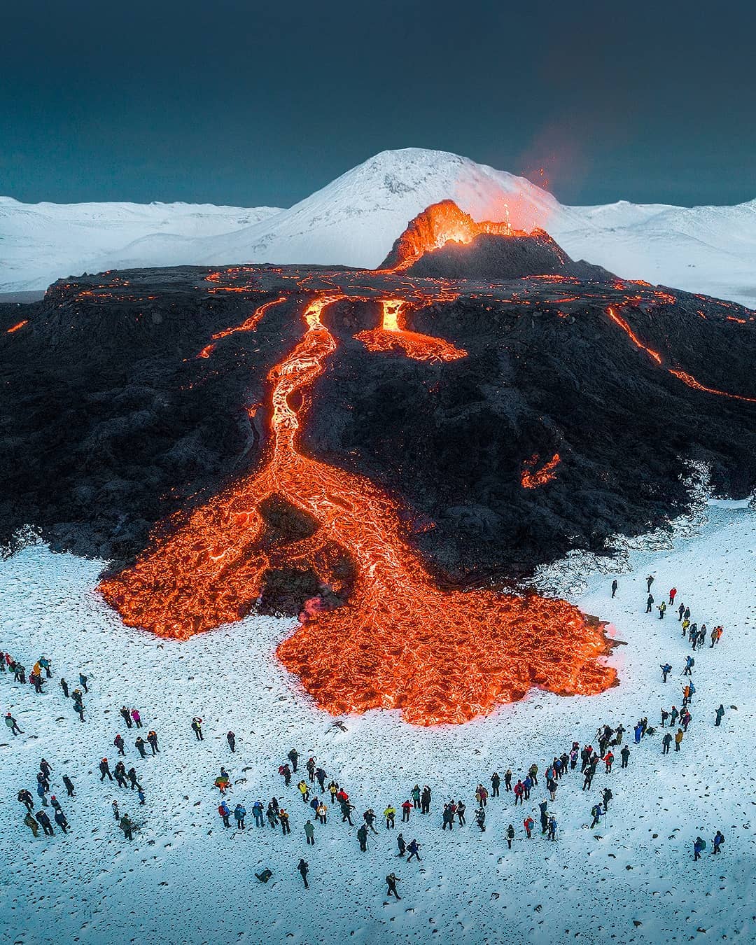 Dans le pays nordique, l'éruption du volcan Fagradalsfjall attire des milliers de touristes depuis le 19 mars déjà. Les dernières images de la lave dans la neige rendent la coulée d'autant plus féérique. https://t.co/9hmB8l6I88