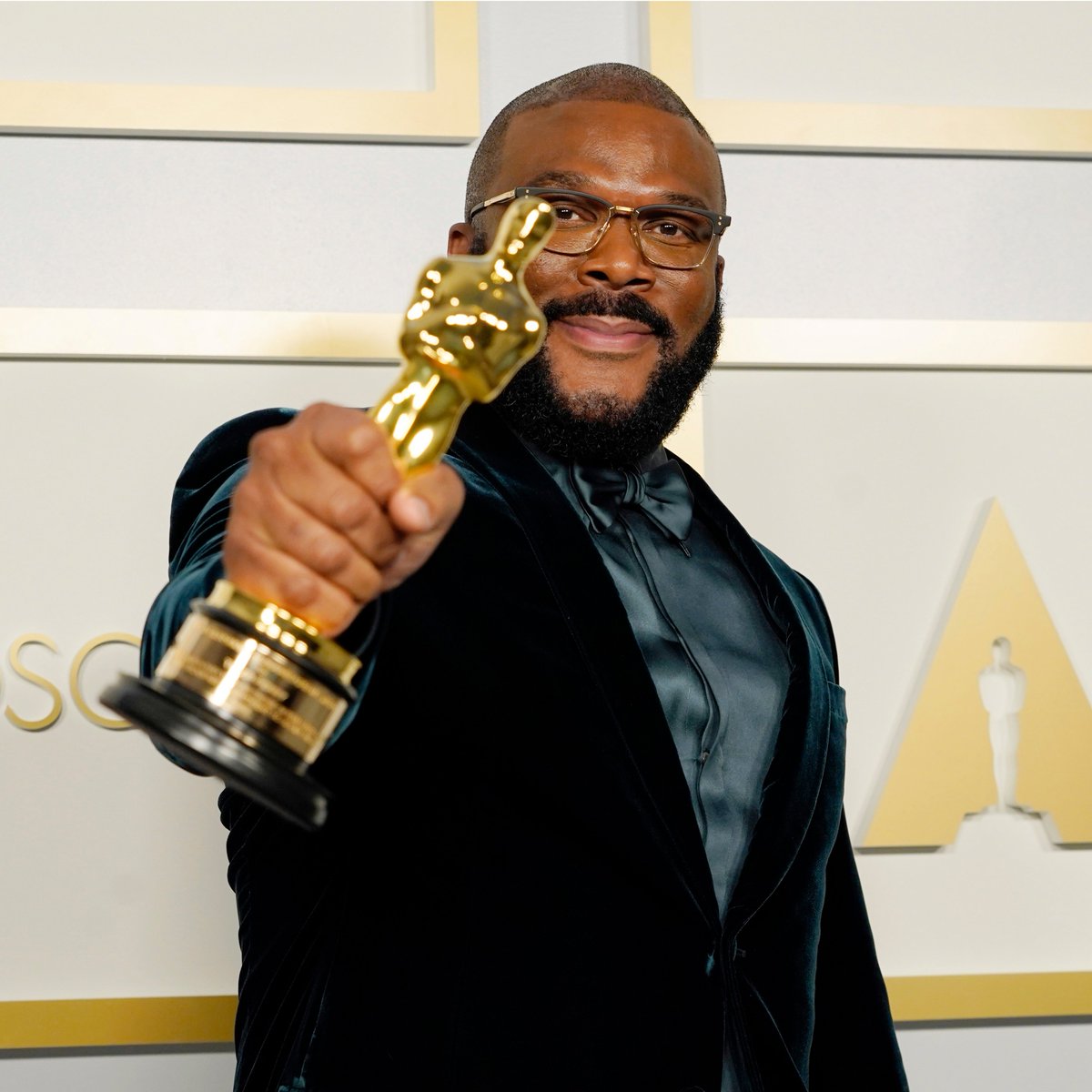 Look at you @tylerperry! Emmy and Oscar back to back. Happy to meet you in the middle! #Oscars 