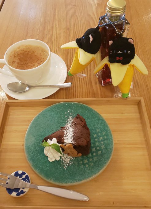 今日のおやつはひるねこさんのガトーショコラと安定のチャイ✨うちの子留守番で今日も借りばなにゃ😊#ひるねこ 今日のおやつはひるねこさんのガトーショコラと安定のチャイ✨うちの子留守番で今日も借りばなにゃ😊#ひるねこ