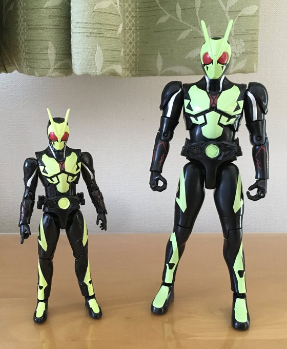 「発声超可動」シリーズは中国大陸で販売されているバンダイ製の正規品。日本のRKF(左)よりも大きく、シリーズ名のとおりサ 「発声超可動」シリーズは中国大陸で販売されているバンダイ製の正規品。日本のRKF(左)よりも大きく、シリーズ名のとおりサ