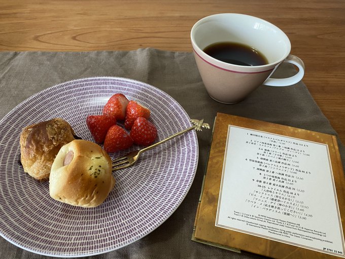 朝食今からが私のゴールデンタイム✨✨フォーレのマスクとベルガマスクは喜びに溢れた一日の始まりに聴くにはぴったりの曲✨✨ 朝食今からが私のゴールデンタイム✨✨フォーレのマスクとベルガマスクは喜びに溢れた一日の始まりに聴くにはぴったりの曲✨✨