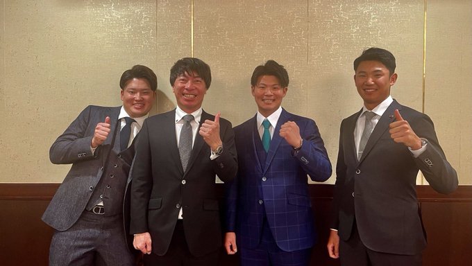 NPB AWARD 2021 supported byリポビタンD高津監督最優秀監督賞、正力松太郎賞清水昇投手最優秀中継 NPB AWARD 2021 supported byリポビタンD高津監督最優秀監督賞、正力松太郎賞清水昇投手最優秀中継