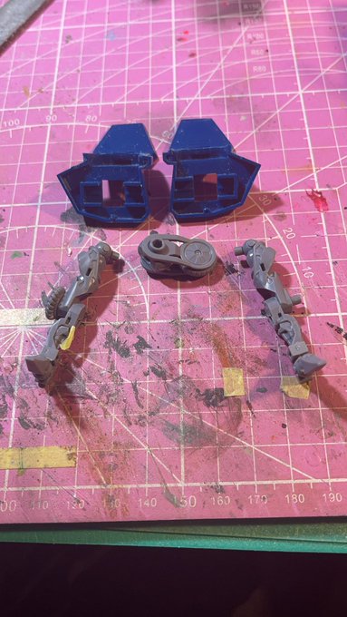 下半身に移ります。エグゾフレームの臀部のタイヤは外して股関節を埋め込みます。腰から股関節まで延長が必要。また股関節と腿関 下半身に移ります。エグゾフレームの臀部のタイヤは外して股関節を埋め込みます。腰から股関節まで延長が必要。また股関節と腿関