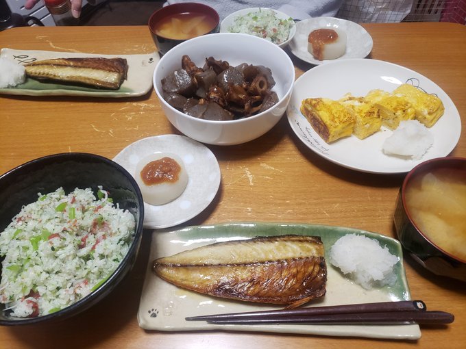 お待たせいたしました。マダム塩サバ炒りこんにゃくだし巻き卵梅と大根葉とじゃこの菜めしふろふき大根 しょうが味噌和え味噌汁 お待たせいたしました。マダム塩サバ炒りこんにゃくだし巻き卵梅と大根葉とじゃこの菜めしふろふき大根 しょうが味噌和え味噌汁