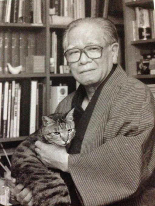 池波正太郎とネネです。鬼平犯科帳にも長谷川平蔵が猫を可愛がるシーンがでてきますね。 #作家と猫 池波正太郎とネネです。鬼平犯科帳にも長谷川平蔵が猫を可愛がるシーンがでてきますね。 #作家と猫