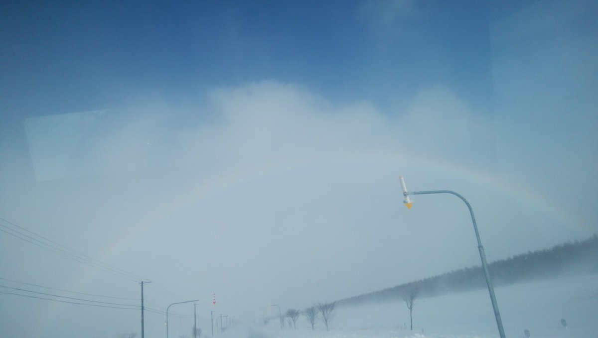 test ツイッターメディア - 今日の道東は地吹雪地獄😅冬なのに虹は出てるし青空なのに爆風でトラックのドアノブまで吹き溜まってるし…なんだか凄い天気ですね～ https://t.co/KLkWGl9maE