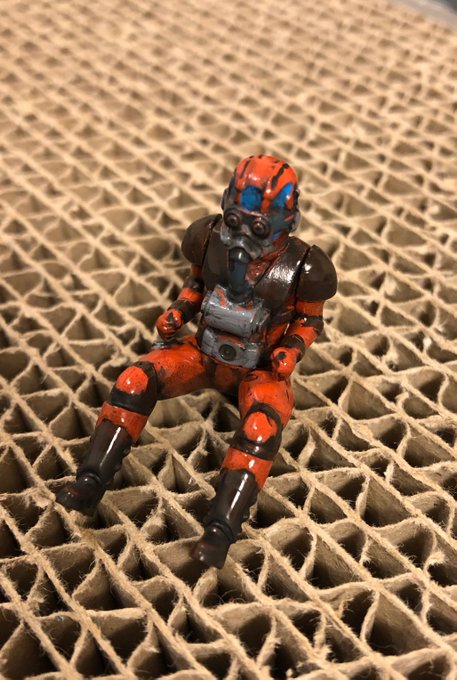 色々失敗して、むせる・・・フィギュア塗りの経験値足らなすぎてエナメルの扱いがなってなかった。エナメルをラッカークリアで保 色々失敗して、むせる・・・フィギュア塗りの経験値足らなすぎてエナメルの扱いがなってなかった。エナメルをラッカークリアで保