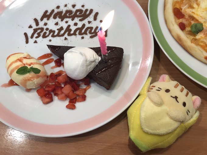 誕生月なので、#ココス でデザートをご馳走になったよ。去年ももらったけど、ろうそくとBGMまでつけてもらったのは初めて。 誕生月なので、#ココス でデザートをご馳走になったよ。去年ももらったけど、ろうそくとBGMまでつけてもらったのは初めて。