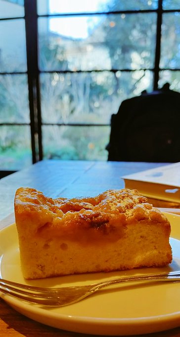 焼きりんごのキャトルキャールが温かい🍎本好きの下剋上でいうところのカトルカールですね。 焼きりんごのキャトルキャールが温かい🍎本好きの下剋上でいうところのカトルカールですね。