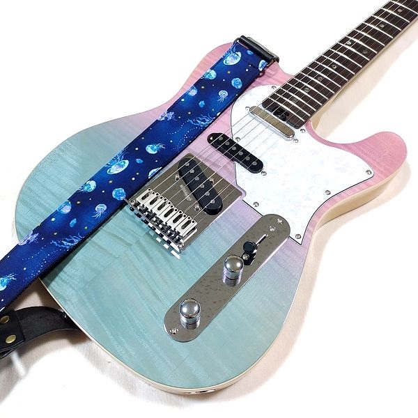 珍しい色のギターは珍しい柄のストラップと合わせると爆発必至！先日ご紹介のAria Pro II 615-AE200 SS