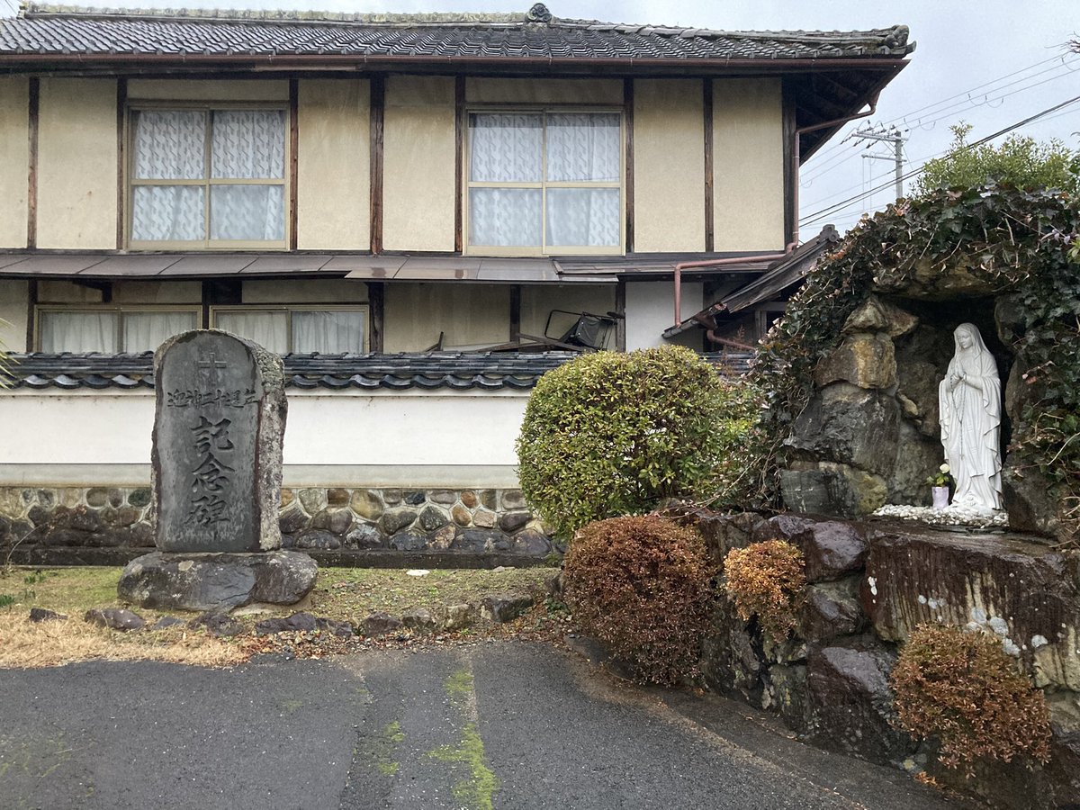 test ツイッターメディア - 地名はがっつり浄土真宗だがカトリックへの集団改宗があった福知山の報恩寺。「迎神二十周年記念碑」はこのあたりが地区としてカトリックを受け入れたことを意味する。バス停も教会前。 https://t.co/B6XurbAKL2