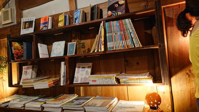 久しぶりに蔵カフェに行ったら私がここで読んでいた「この世界の片隅で」が「この世界の片隅に」と並べて置いてあってふふふって 久しぶりに蔵カフェに行ったら私がここで読んでいた「この世界の片隅で」が「この世界の片隅に」と並べて置いてあってふふふって