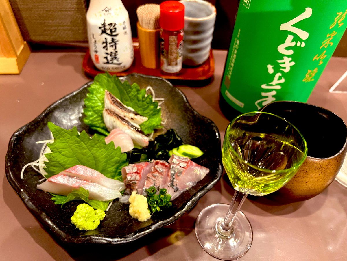 test ツイッターメディア - 新たに気に入ったお店が出来まして！
グラスはマイコレクションのから持ち込み。バカラのアンティーク程ではないリキュールグラスなんですけど、日本酒用に使わせてもらってます。くどき上手のグリーンと刺し盛りの紫蘇と、緑コーデです。 https://t.co/5HdIVqwjwz