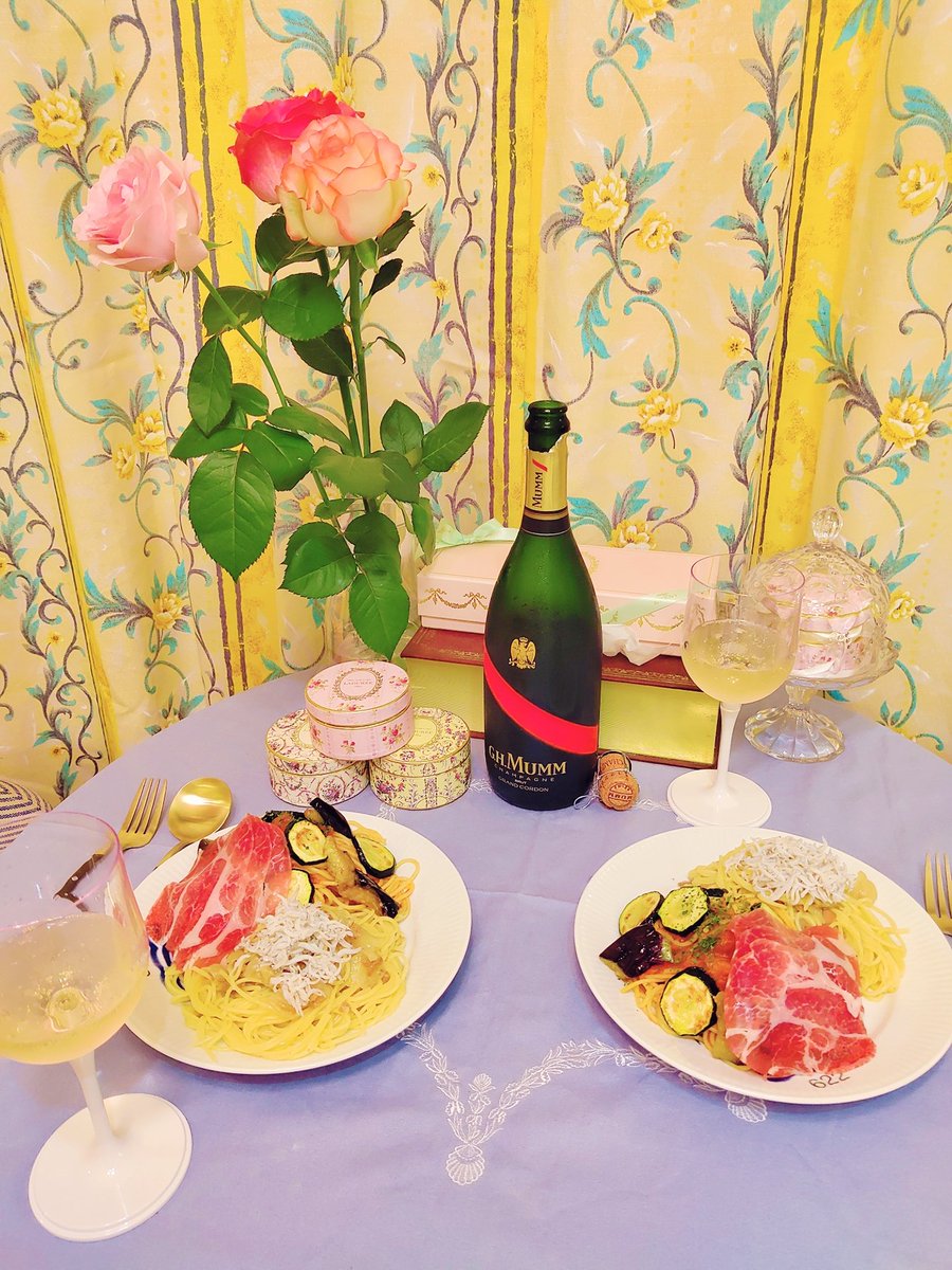 test ツイッターメディア - 友達の誕生日祝いで薔薇を用意して，シャンパンとラデュレ＆緑寿庵清水コラボの金平糖を開封したら絵的に素敵。 https://t.co/iMPo1nrNj1