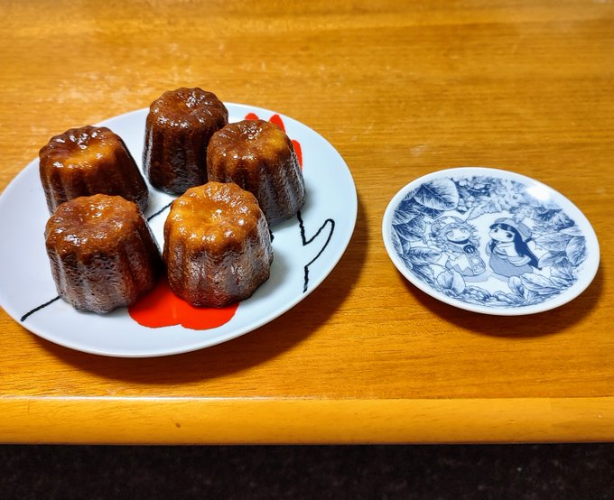 ハクメイとミコチ小皿が届いたので、カヌレ焼いた。焼き時間を色々調整して、今までで一番キレイに焼色ついた。いえい ハクメイとミコチ小皿が届いたので、カヌレ焼いた。焼き時間を色々調整して、今までで一番キレイに焼色ついた。いえい