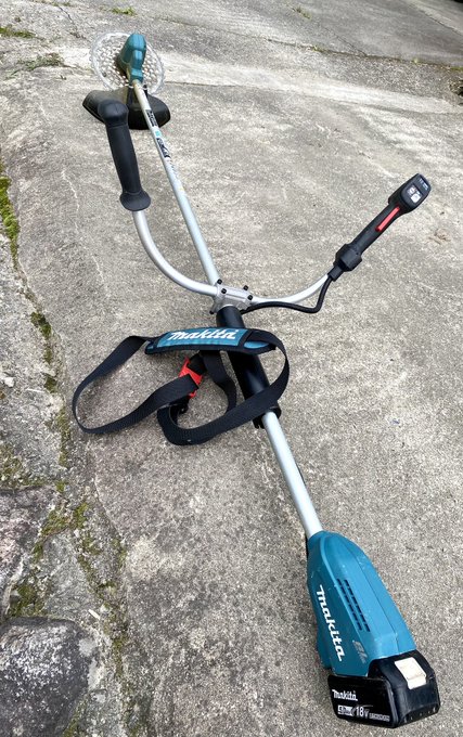 夕方から1時間程草刈りMAKITA18Vで。バッテリー楽です。逆回転も楽、消音。36Vも借りてやったけど、やっぱ私には重 夕方から1時間程草刈りMAKITA18Vで。バッテリー楽です。逆回転も楽、消音。36Vも借りてやったけど、やっぱ私には重