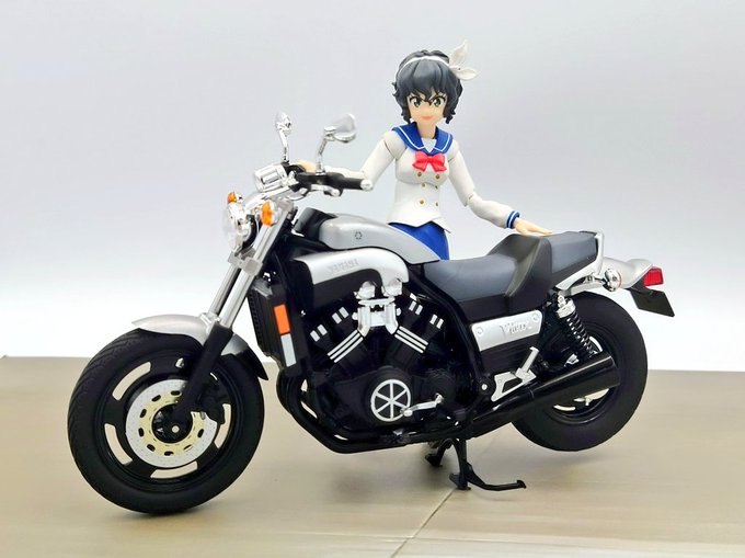 先日発売したアオシマさんの1/12バイク完成品 初代ヤマハ Vmax。お約束の「ばくおん!! 」ヤマハ車担当、モジャこと 先日発売したアオシマさんの1/12バイク完成品 初代ヤマハ Vmax。お約束の「ばくおん!! 」ヤマハ車担当、モジャこと